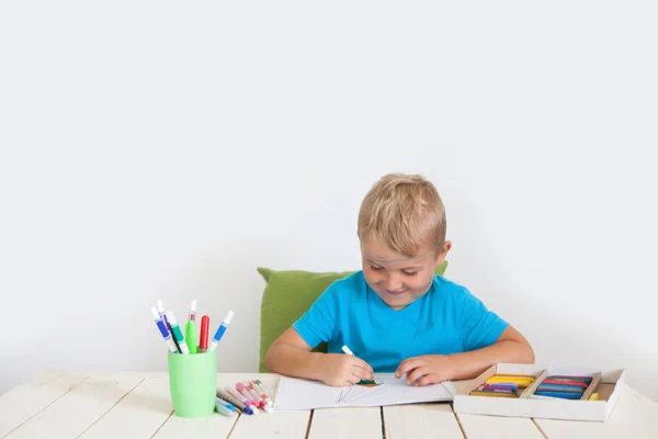 Netter kleiner Junge zeichnet in seinem Album — Stockfoto