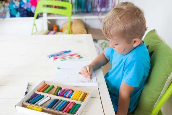 Mignon petit garçon dessin dans son album — Photo