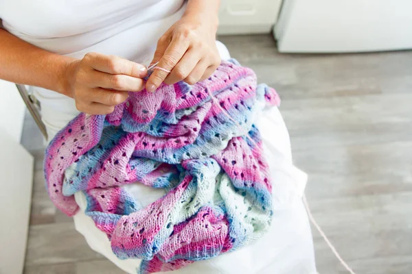 Tricot Avec Des Aiguilles Tricoter Lilas Violet — Photo