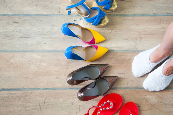 Wiele Kolorowe Buty Podłodze Kobieta Wybiera Jej Buty — Zdjęcie stockowe