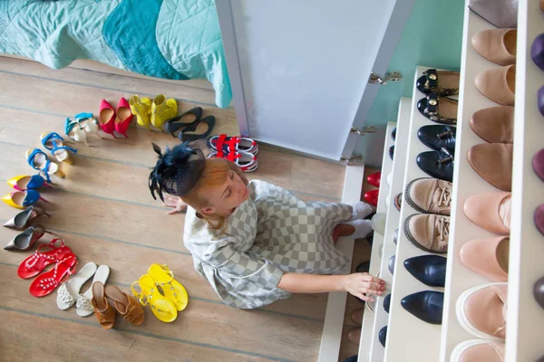 Женщина выбирает обувь на твоем шкафу для обуви . — стоковое фото