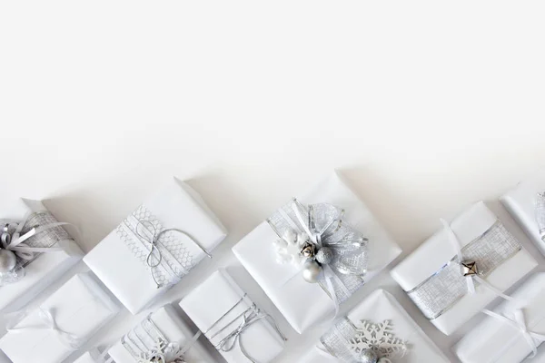 Cajas Regalo Hechas Mano Navidad Mármol Blanco Vista Superior Feliz — Foto de Stock