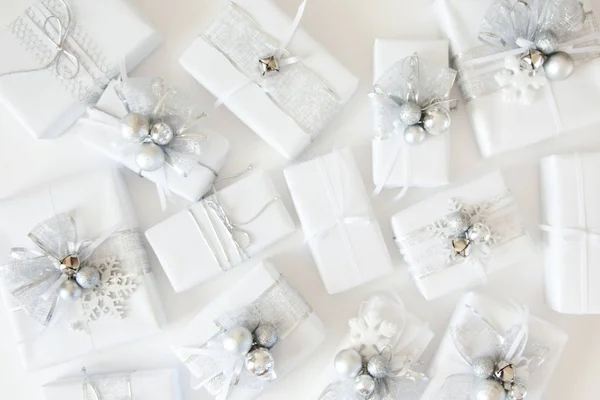 白色背景的圣诞礼物礼品盒 — 图库照片