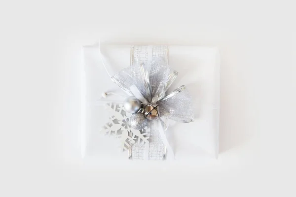 Χριστουγεννιάτικα Δώρα Δώρο Πλαίσιο Λευκό Φόντο Bokeh — Φωτογραφία Αρχείου