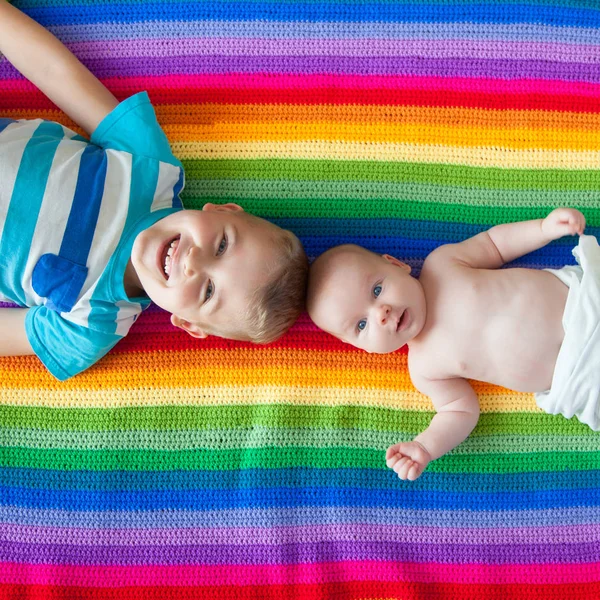 Boys Lying Smiling Holding Hands Rainbow Blanket Brothers Older Younger — Stock Photo, Image