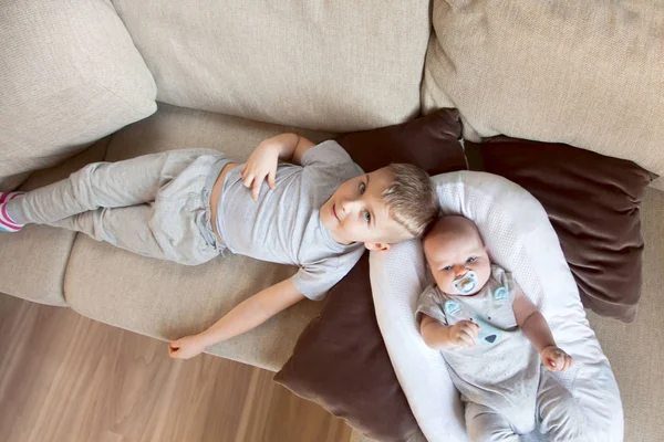 Storebror Ser Och Spelar Med Sin Yngre Bror Neutrala Toner — Stockfoto