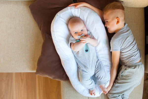 Older Brother Looks Plays His Younger Brother Neutral Tones — Stock Photo, Image