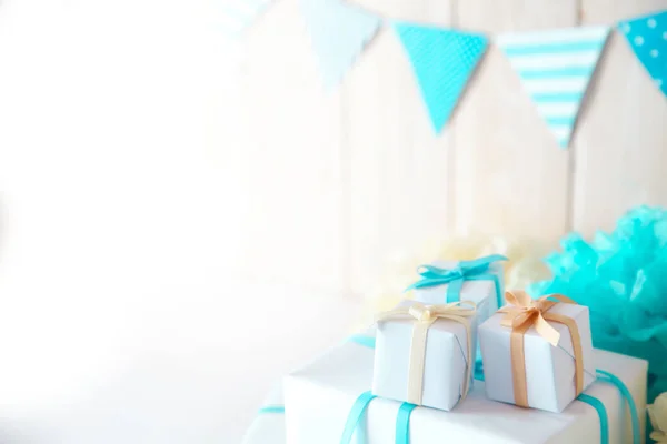 Witte geschenken doos met een blauwe, gele en beige linten op de — Stockfoto