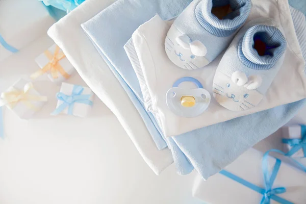 Het is een jongen, blauw thema baby shower of kwekerij achtergrond met dec — Stockfoto