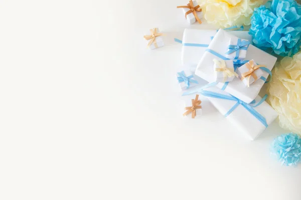Caja de regalos blanca con cintas azules, amarillas y beige en el whi — Foto de Stock
