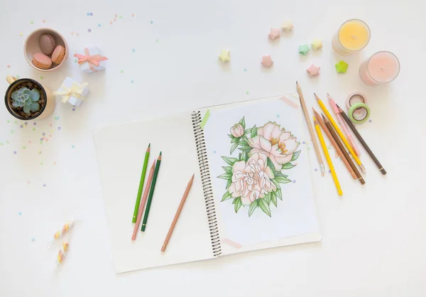 Desenho esboço com lápis de cor. peônias flores. Velas, g — Fotografia de Stock