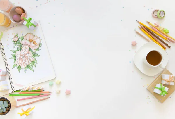 Desenho esboço com lápis de cor. peônias flores. Velas, g — Fotografia de Stock