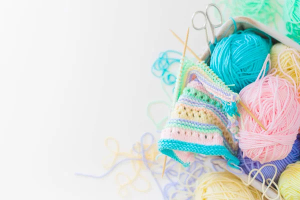 Colored balls of yarn. View from above. Rainbow colors. All colo — Stock Photo, Image