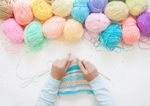 Gekleurde ballen van garen. Bekijk van bovenaf. De kleuren van de regenboog. Alle colo — Stockfoto