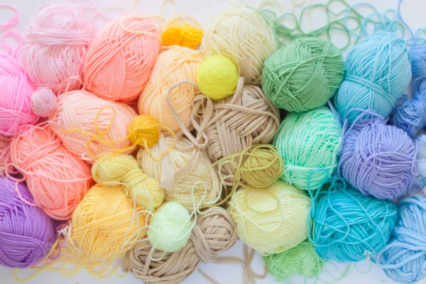 Colored balls of yarn. View from above. Rainbow colors. All colo — Stock Photo, Image