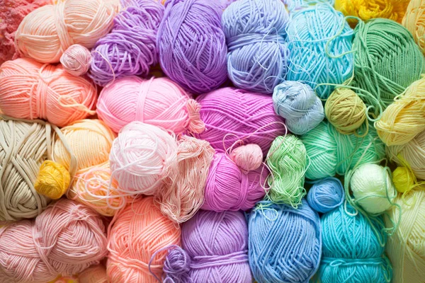 Colored balls of yarn. View from above. Rainbow colors. All colo — Stock Photo, Image