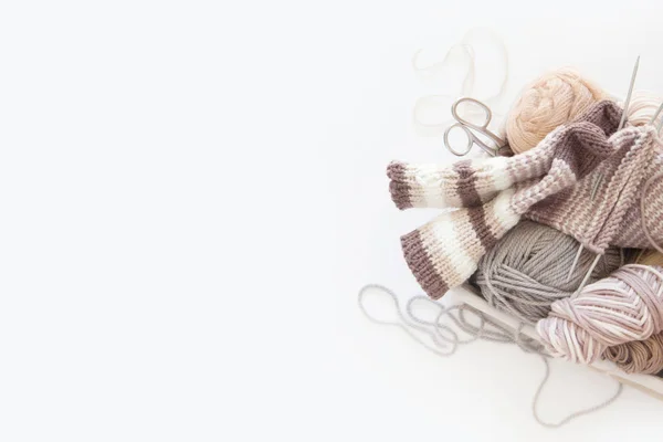Neutral beige yarn for knitting is in the basket. Woolen warm so — Stock Photo, Image