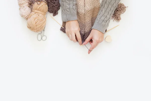 Vrouwen haken en breien van gekleurde garens. Van bovenaf bekijken. — Stockfoto
