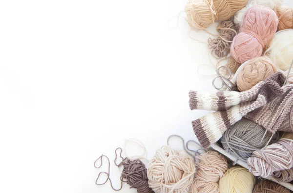 Neutral beige yarn for knitting is in the basket. Woolen warm so — Stock Photo, Image