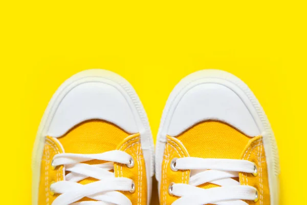 Sneakers Basse Luminose Sfondo Giallo — Foto Stock