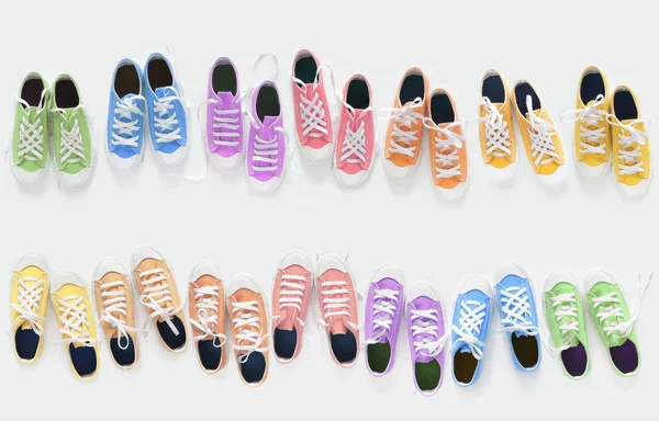 Zapatillas de deporte brillantes de colores sobre un fondo blanco . —  Fotos de Stock