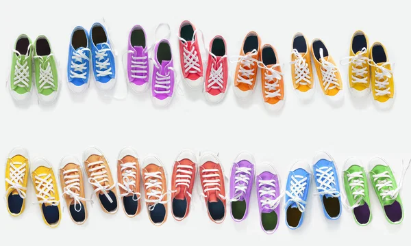 Bunte helle Turnschuhe auf weißem Hintergrund. — Stockfoto