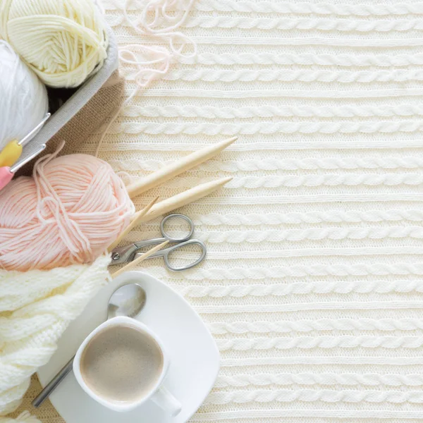 Garn in einem Korb aus beigen und neutralen, natürlichen Tönen strickt ein — Stockfoto