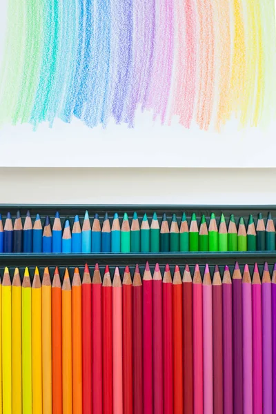 Lápices Brillantes Colores Para Dibujar Dibujos Bocetos Sobre Fondo Blanco —  Fotos de Stock