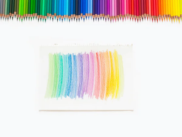 Kolorowe Jasne Ołówki Rysowania Zdjęć Szkiców Białym Żółtym Tle Widok — Zdjęcie stockowe