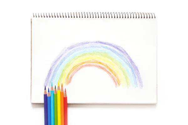 Viele bunte Bleistifte. Regenbogen auf weißem Hintergrund gemalt — Stockfoto