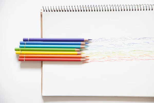 白い背景上に分離されてカラフルな木製の鉛筆 — ストック写真
