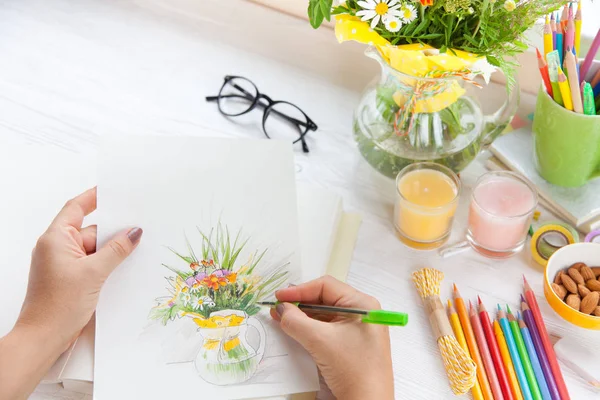 Imagem / esboço de um buquê de flores silvestres em uma va transparente — Fotografia de Stock