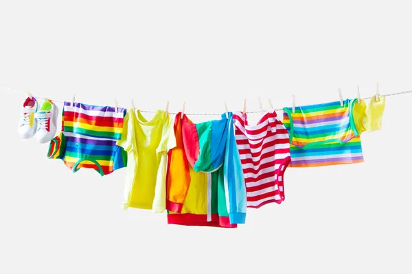 Klädstreck Med Hängande Babykläder Gul Bakgrund — Stockfoto