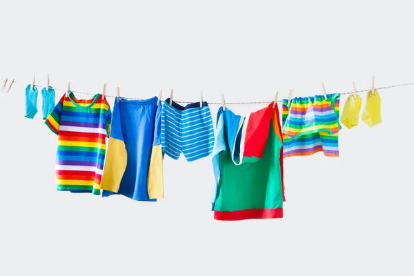 Corde Linge Avec Pendaison Vêtements Bébé Sur Fond Jaune — Photo