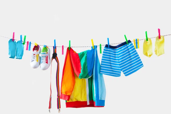 Waslijn Met Opknoping Kleren Van Baby Gele Achtergrond — Stockfoto