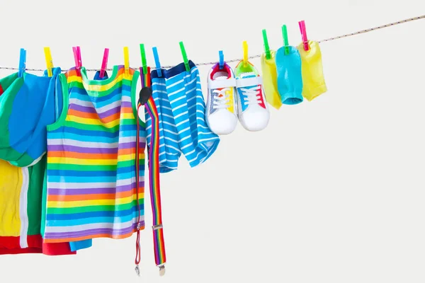 Klädstreck Med Hängande Babykläder Gul Bakgrund — Stockfoto