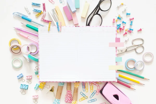 Platte lay stijlvolle set. School briefpapier. Terug naar school concept. — Stockfoto