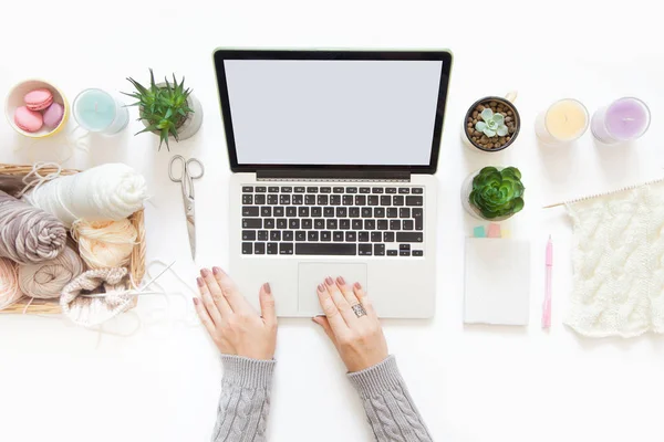 Eine Frau arbeitet am Computer. Handarbeiten, Hobbys und Arbeit — Stockfoto