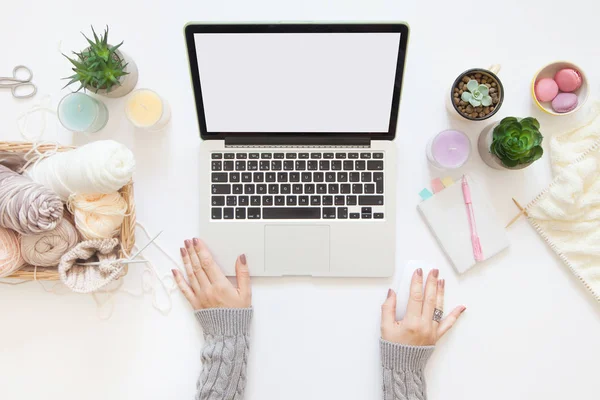 Une femme travaille sur l'ordinateur. Aiguilles, passe-temps et travail — Photo