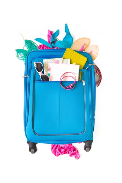 Синий женский чемодан для путешествий. Женские вещи. Одежда, сандалии — стоковое фото