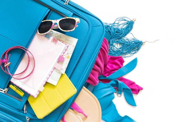 Μπλε γυναικεία βαλίτσα για ταξίδια. Τα πράγματα της κυρίας. Ρούχα, σανδάλια — Φωτογραφία Αρχείου