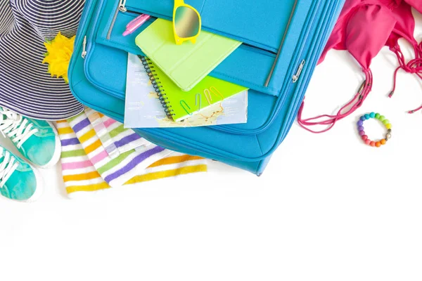 Yaz seyahati ve tatil konsepti. Evde ambalaj çantası. 