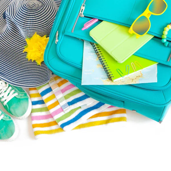 Yaz seyahati ve tatil konsepti. Evde ambalaj çantası. 