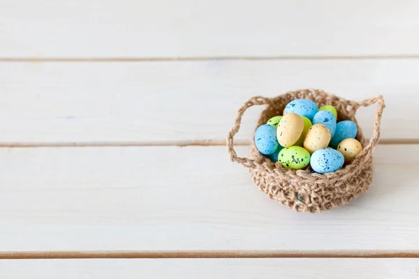 Panier avec oeufs de Pâques. Nid pour les œufs. jouet fait main . — Photo