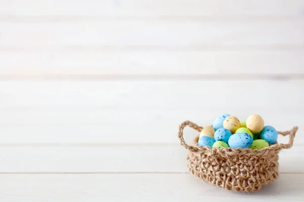 Panier avec oeufs de Pâques. Nid pour les œufs. jouet fait main . — Photo