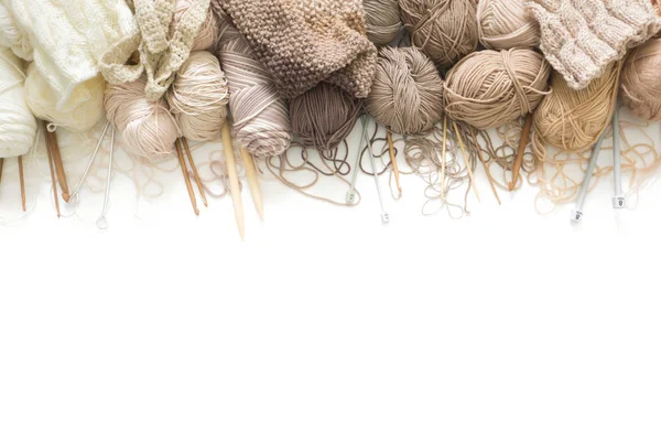 Hilados de lana y algodón para tejer de color natural neutro. Atrás —  Fotos de Stock