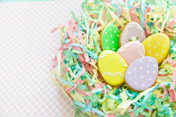 Easter homemade gingerbread cookie. Bird's nest Easter made from — Stock Photo, Image