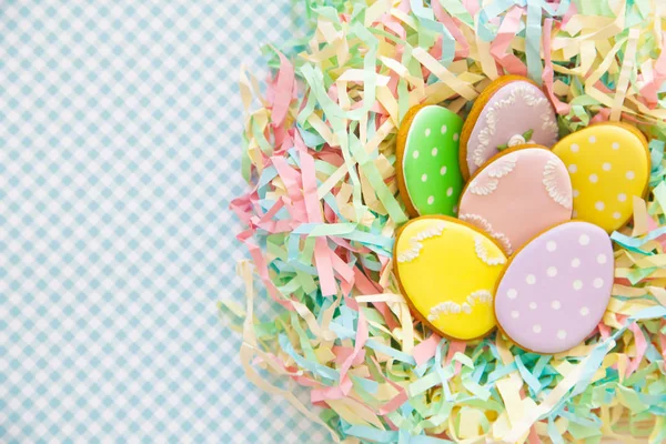 Easter homemade gingerbread cookie. Bird's nest Easter made from — Stock Photo, Image