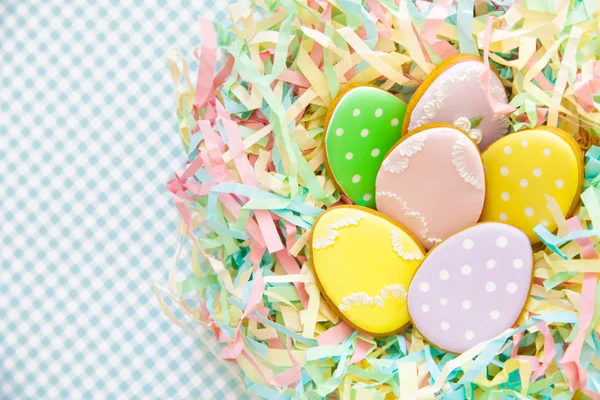 Osterhausgemachte Lebkuchen. Vogelnest-Ostern aus — Stockfoto