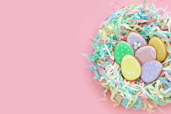 Galleta de jengibre casera de Pascua. Nido de aves Pascua hecho de — Foto de Stock